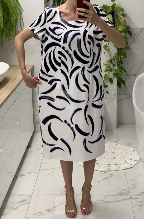 Sukienka wizytowa biala w malarski wzor granatowy plus size midi 44