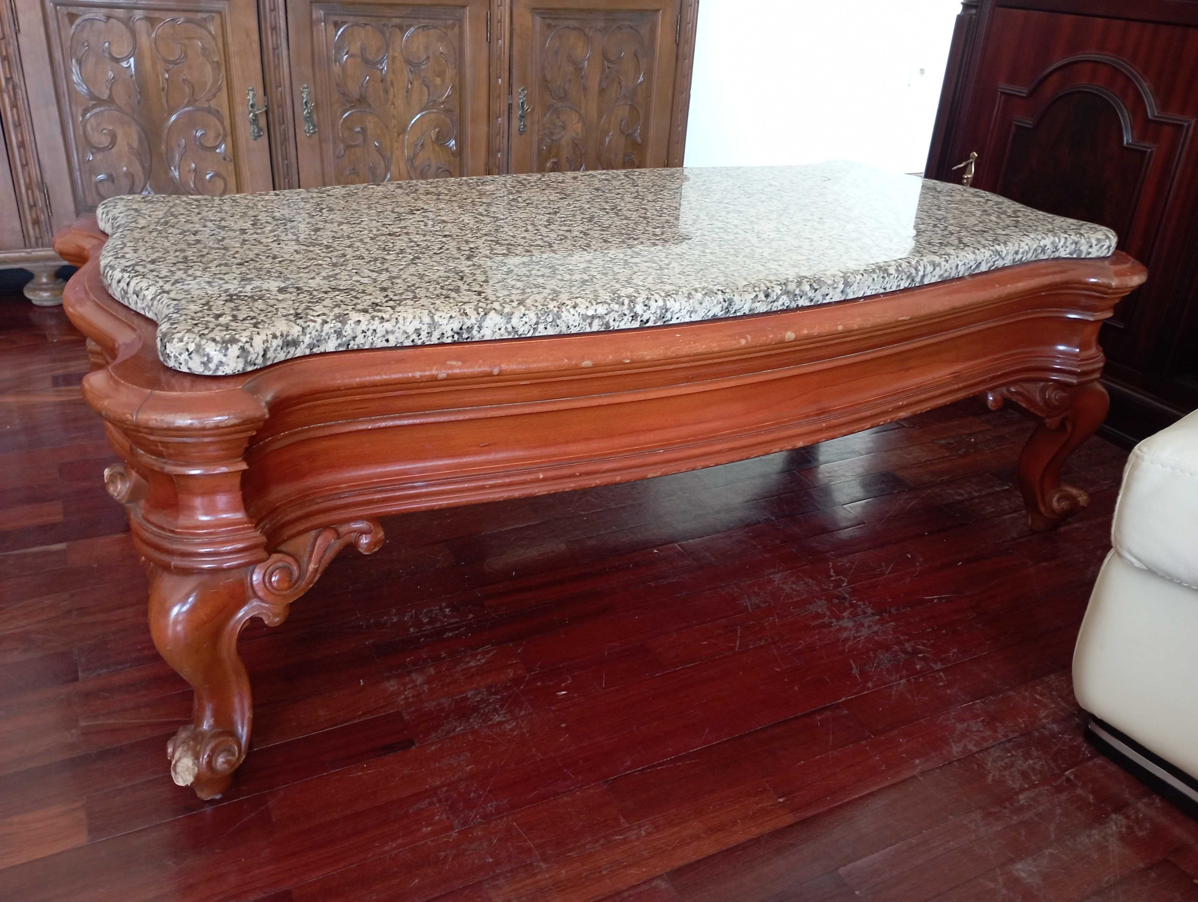 Mesa de centro antiga com o tampo  de mármore