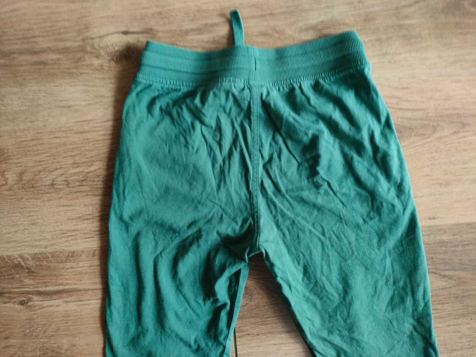 Zielone spodnie dresowe chłopięce H&M 134 cm