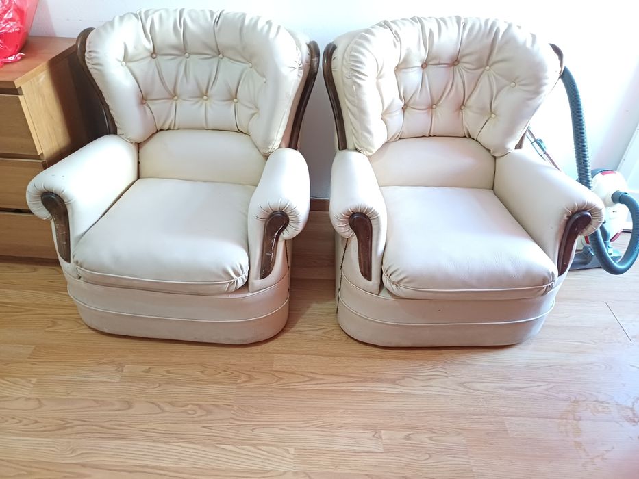 Conjunto de duas confortáveis poltronas clássicas em couro.