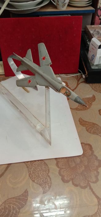 Настольная модель самолёта.