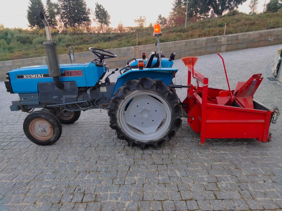 Trator Mitsubishi sem matrícula com alfaias