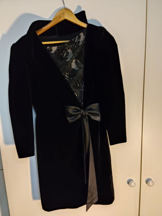 Vestido de Veludo Preto com Renda e Laço