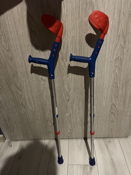 Kule łokciowe z potrójną regulacją dla dzieci