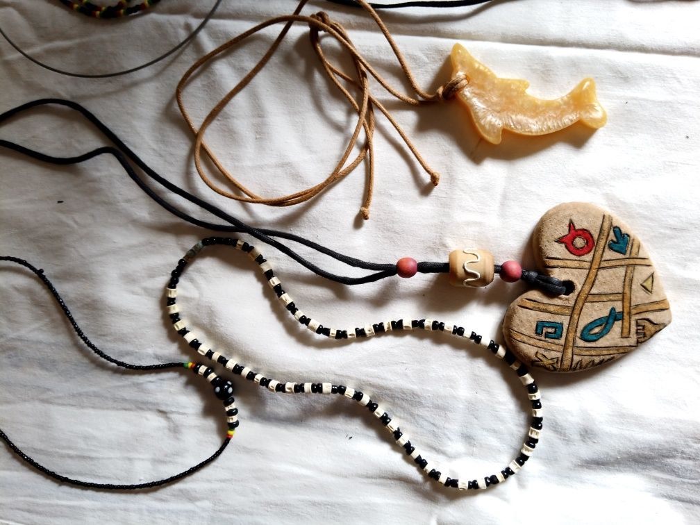 Conjunto de fios e colares