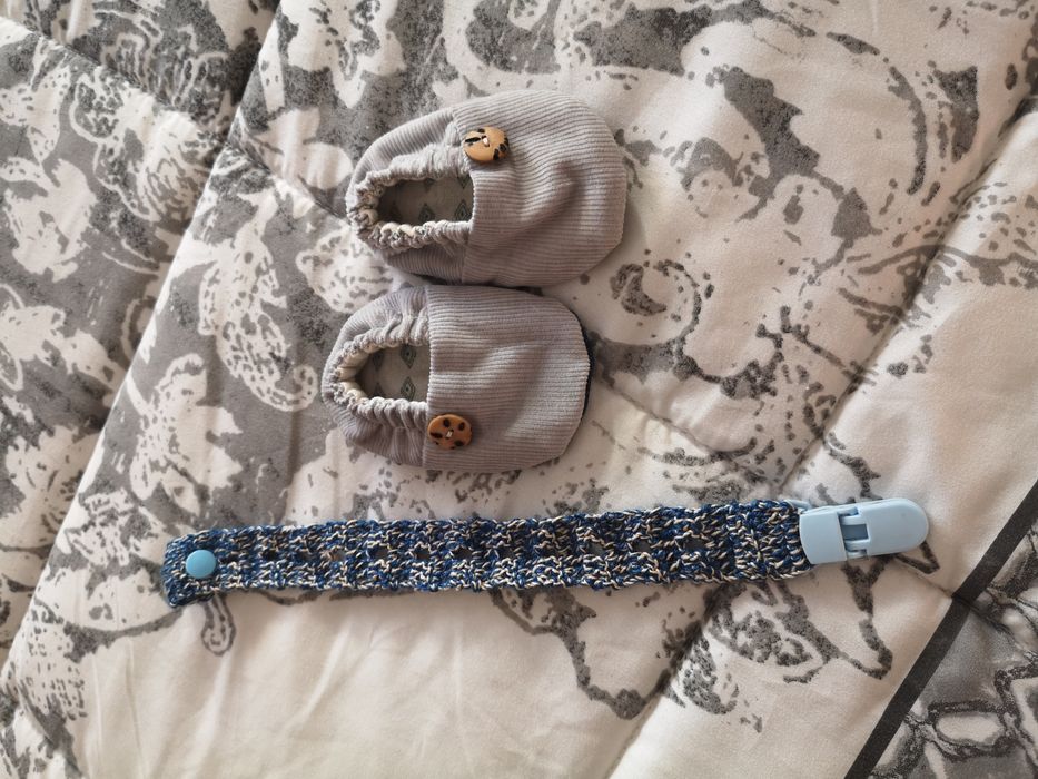 Sapatinhos + prendedor de chupetas