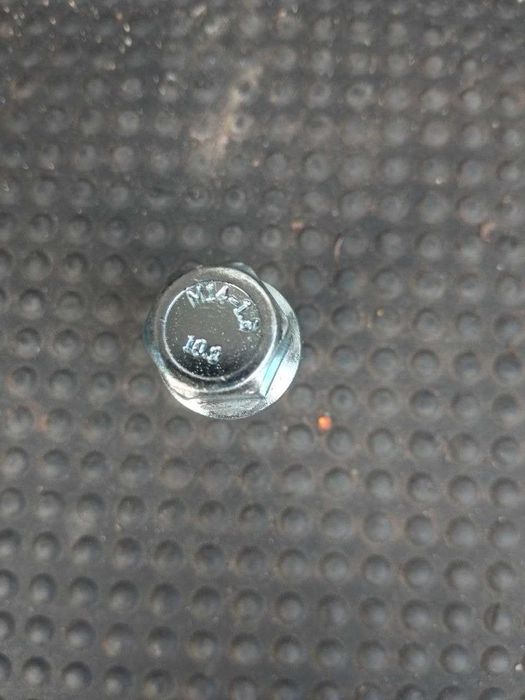 Пропоную болти для колесних дисків гарному стані. Ціна за комплект...