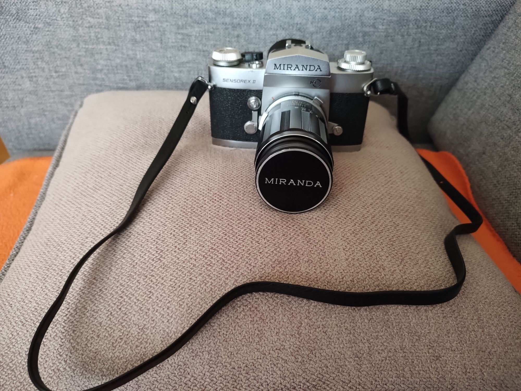 M44-Miranda Auto 135mm/teleobiektyw/stałka F3.5/filtr UV/etui/2x dekle