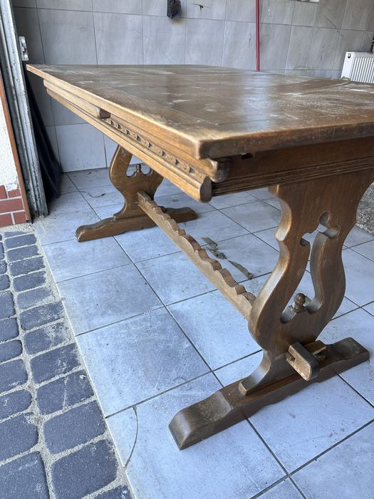 Stary drewniany stół do renowacji