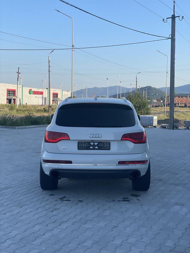 Audi Q7.                    .
