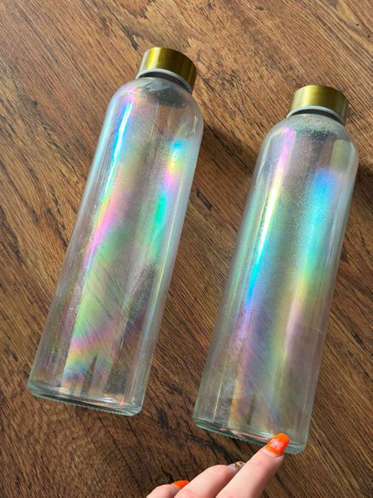 Szklane butelki na wodę, napój, przeźroczyszte, złota nakrętka