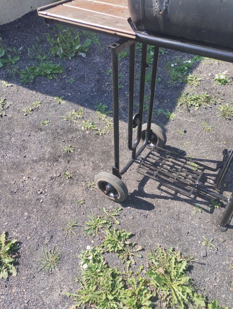 Grill ogrodowy węglowy