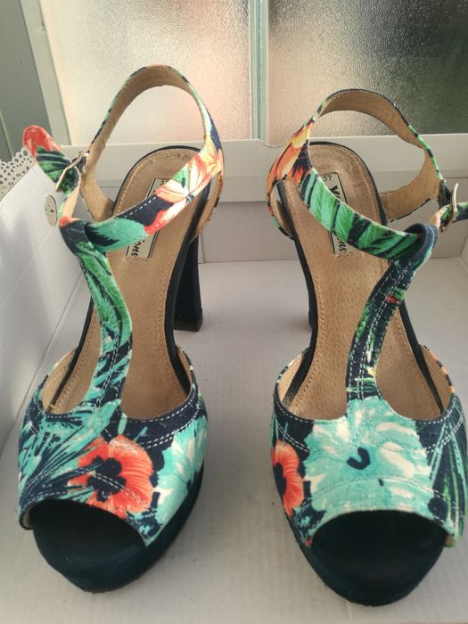 2 pares de sapatos de senhora