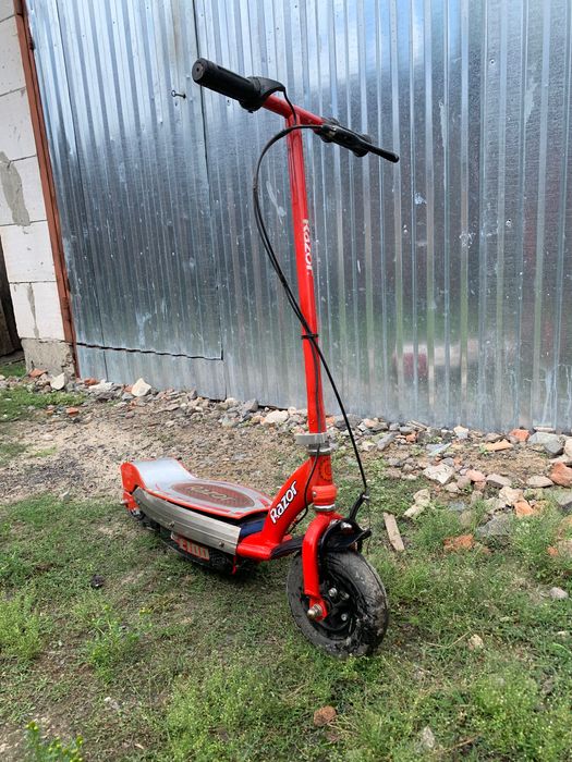 Дитячий електричний самокат Razor E100