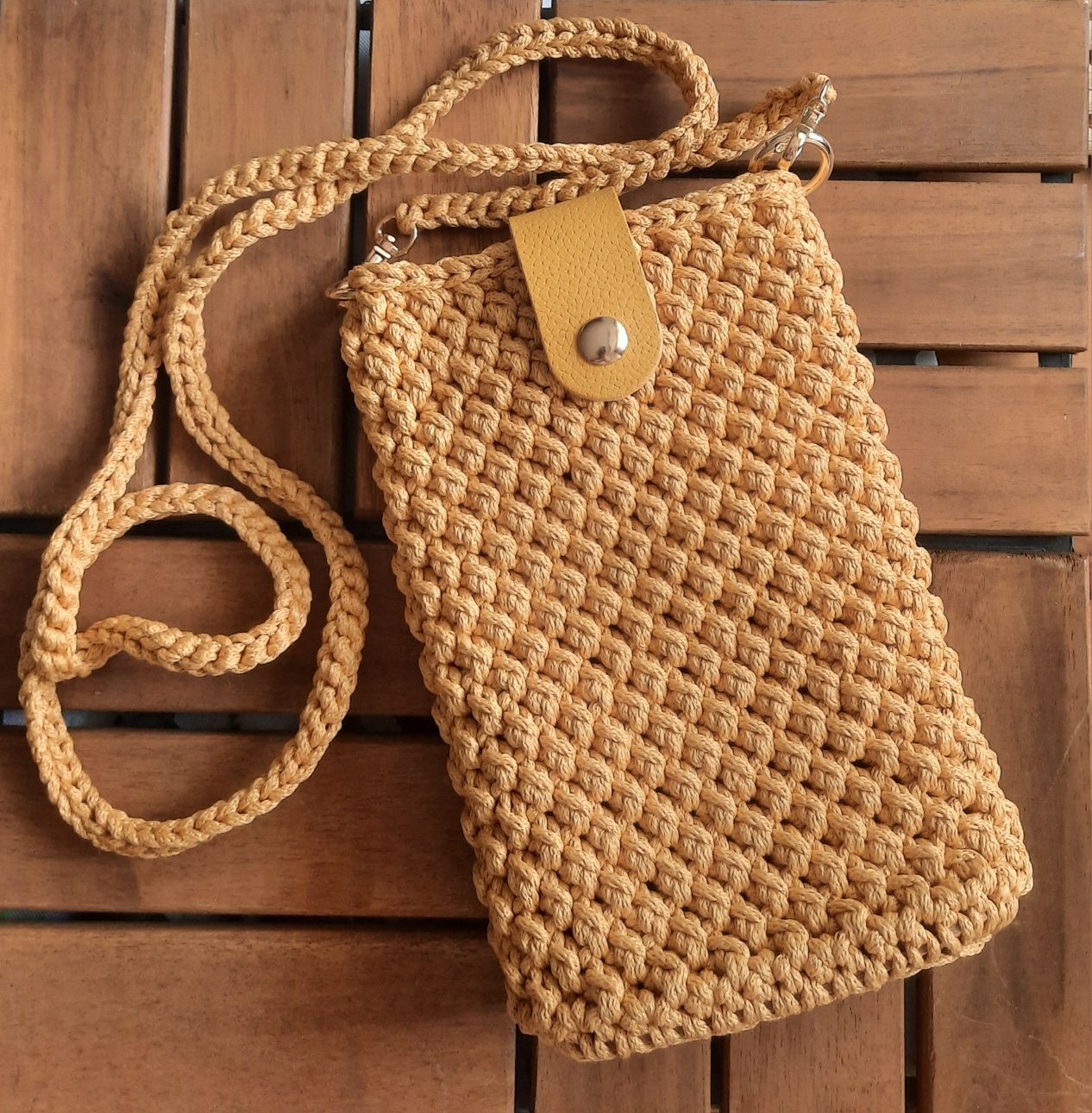 Etui na telefon na szydełku mini torebka miodowa skóra handmade