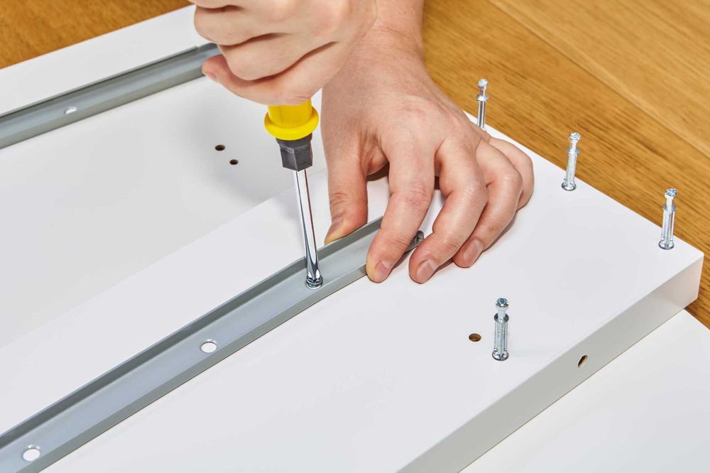 Skręcanie mebli, naprawa okien i drzwi