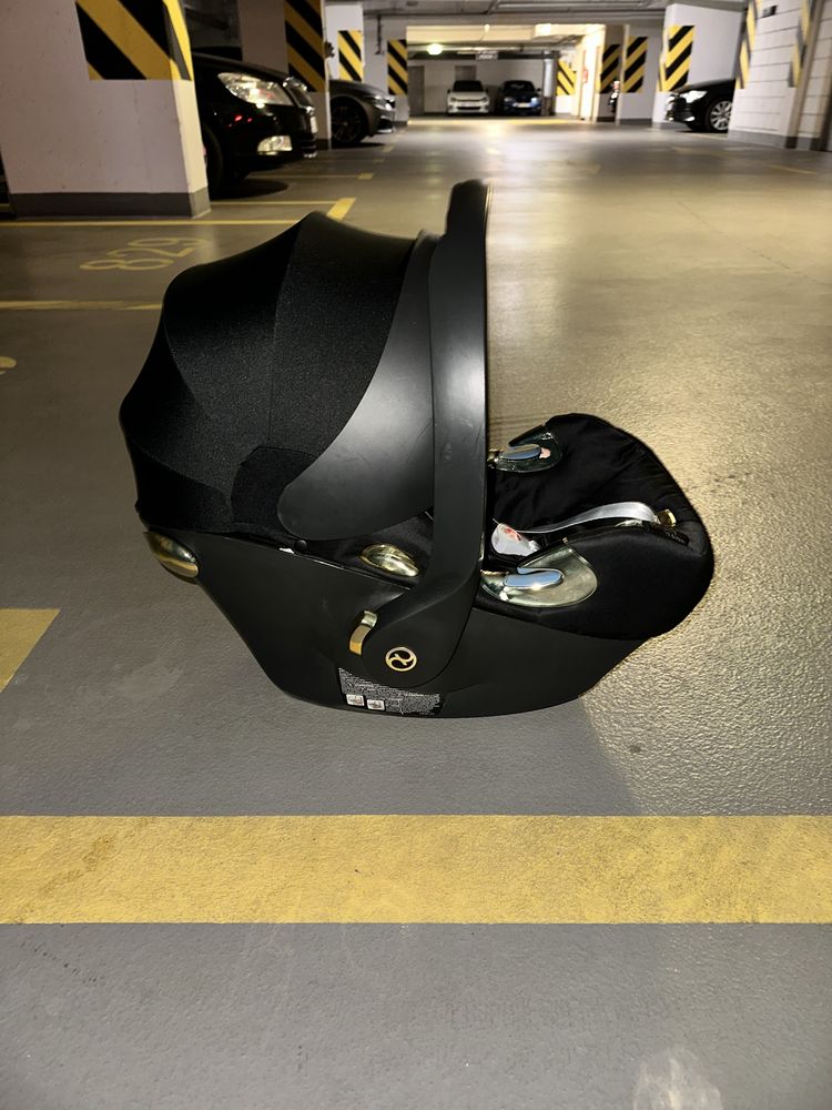 Fotelik Cybex, model Aton Q i-Size/Wings-Black.
