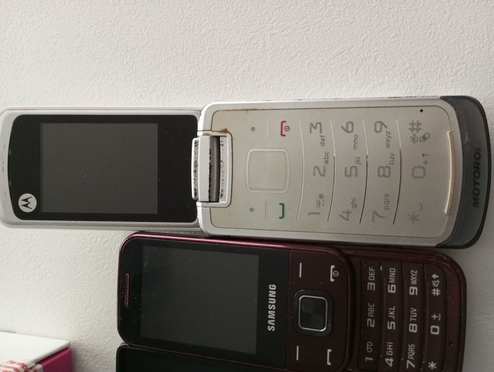 4 sztuki różnych telefonów