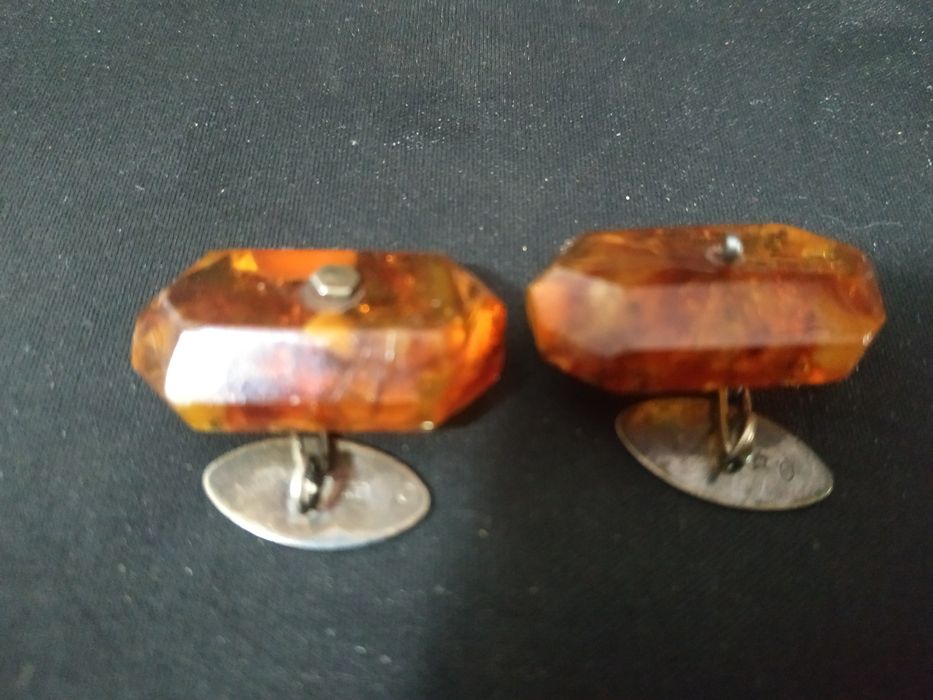 Продам запонки янтарь в серебре.