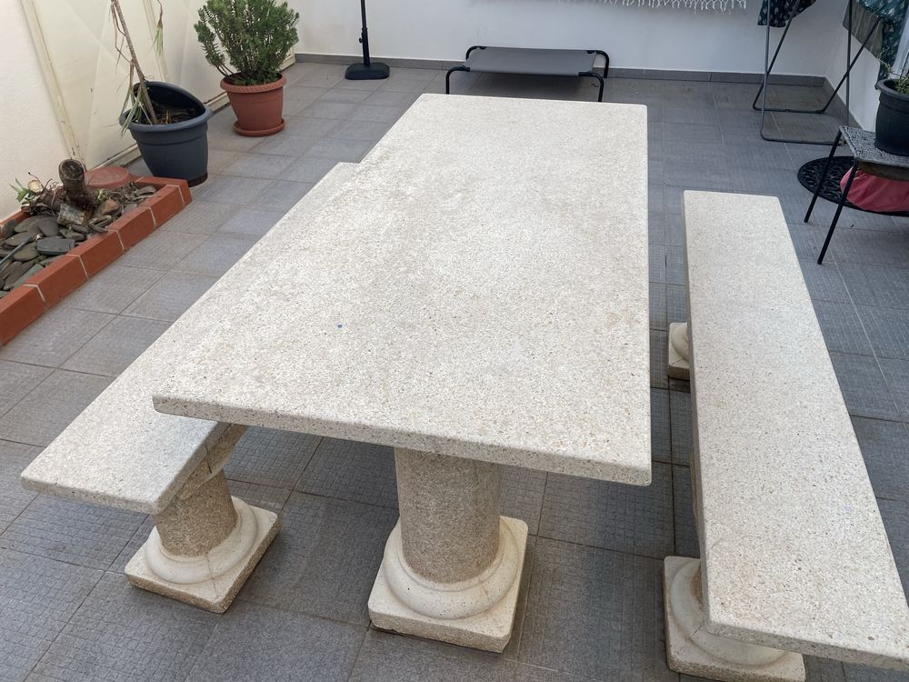 Vendo mesa e bancos de pedra para exterior