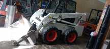 Bobcat S150 com balde e Kit Garfos para paletes  maquina está origem