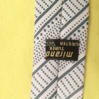 Krawat biały z niebieskim wzorem