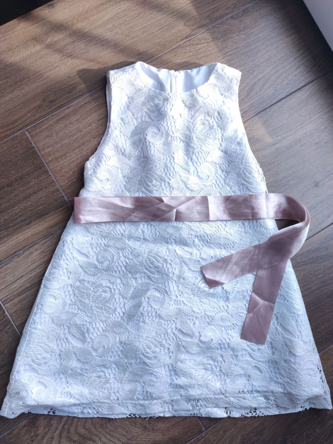 Sukienka biała elegancka srebrna nitką 4 lata