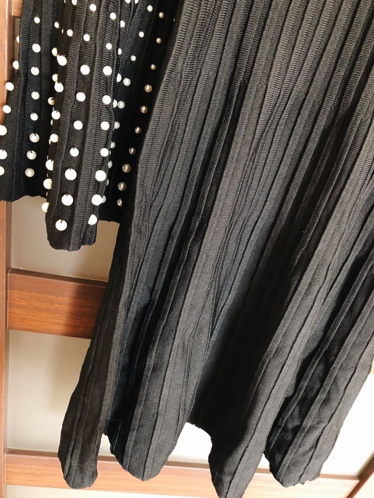 czarna elegancka sukienka z koralikami zara plisowana na swieta