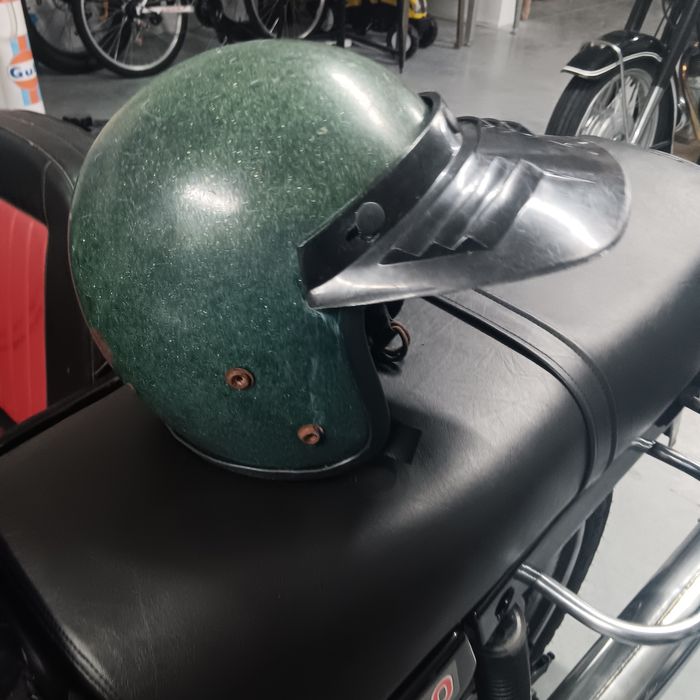 Capacete aberto antigo