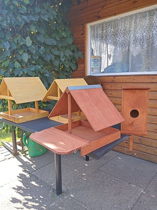 Karmniki i domek dla ptakow