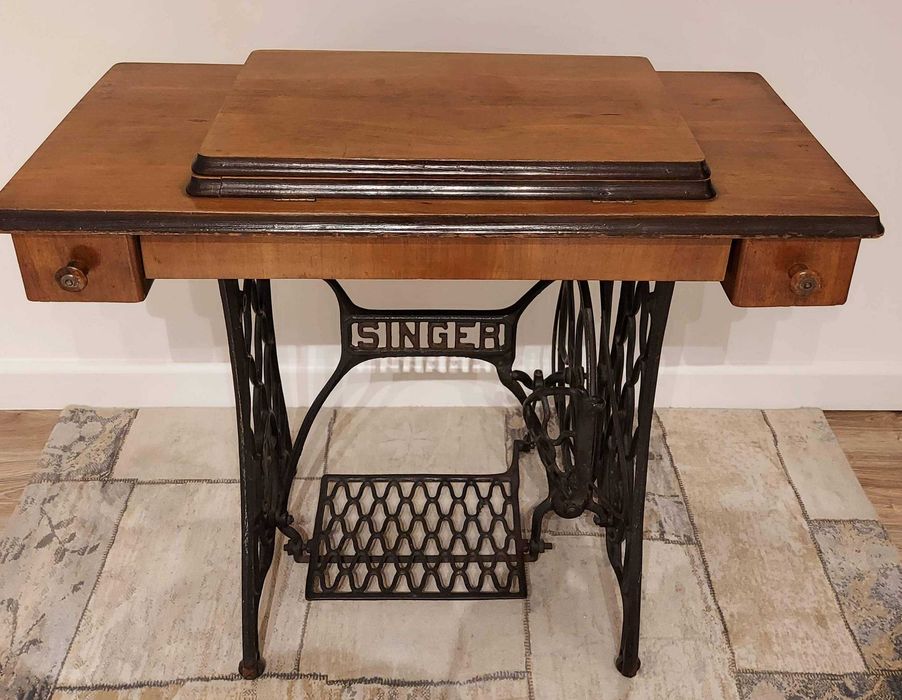 Maszyna do szycia Singer ze stolikiem