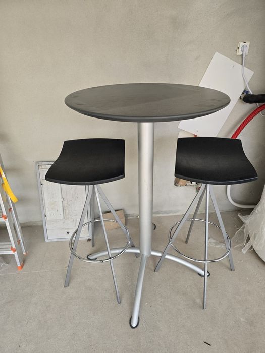 Mesa de cozinha e 2 bancos altos