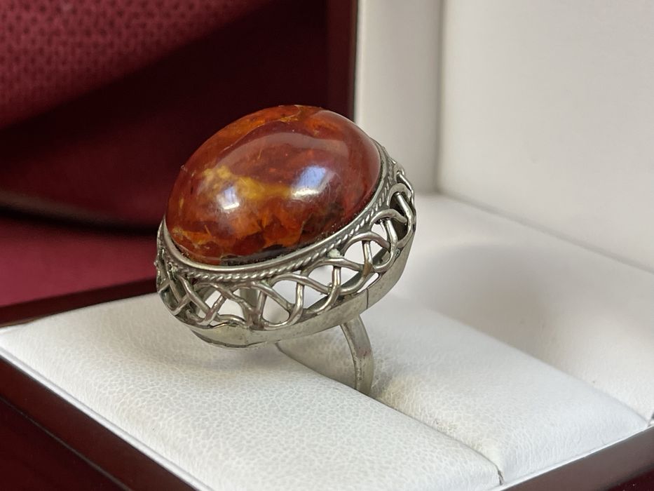 Stary Duży Metalowy Pierścionek z Bursztynem z Prl