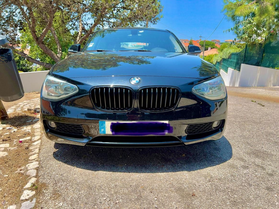 BMW 116D ano 2012, bancos em pele e multimédia grande