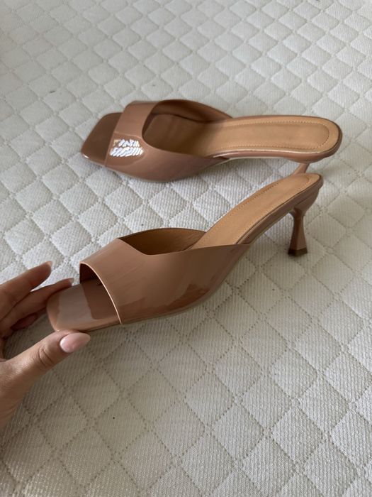 Brazowe klapki na szpilce