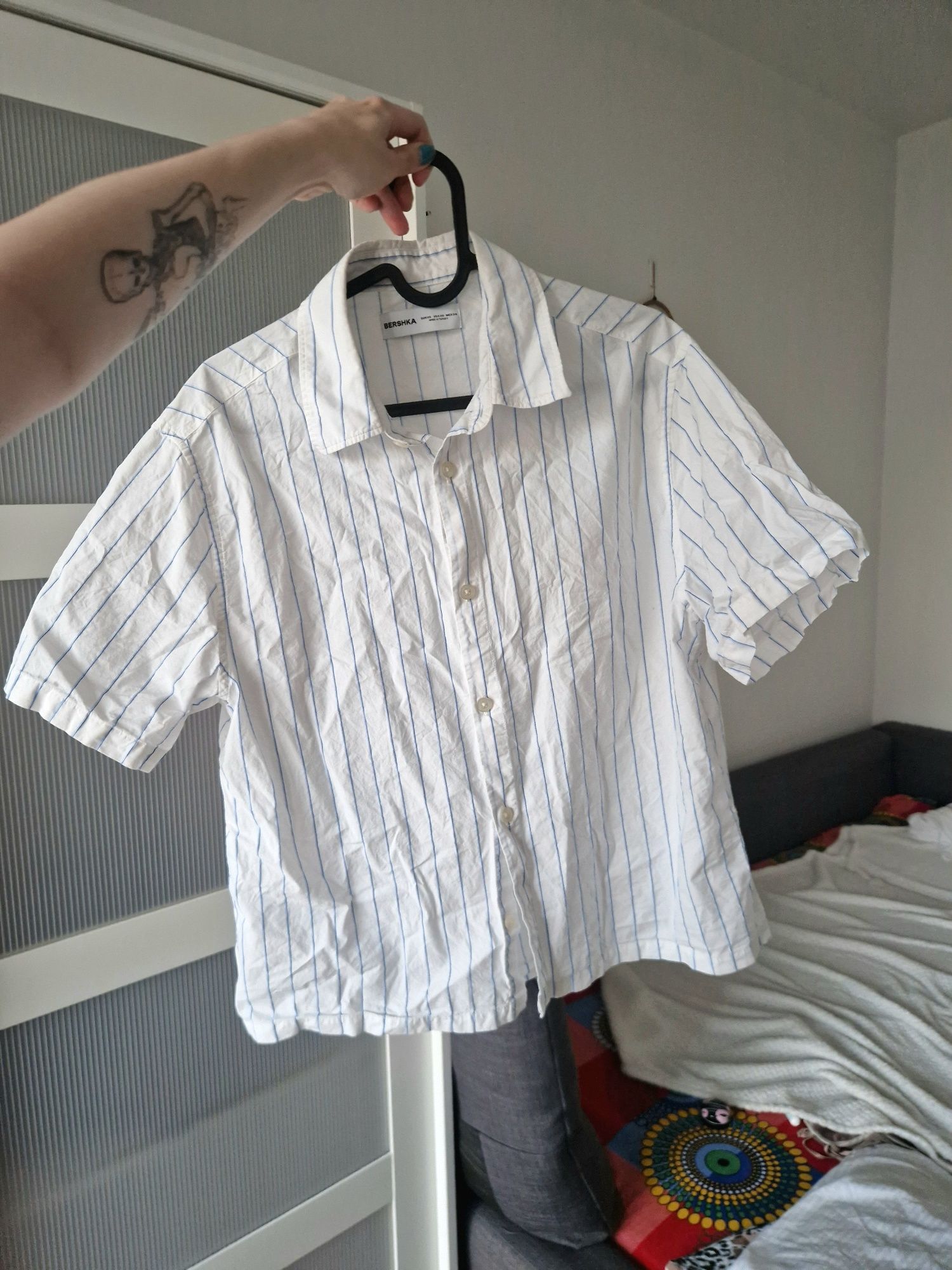 Krótka oversize koszula w paski, bershka, bawełniana, biała, niebieska