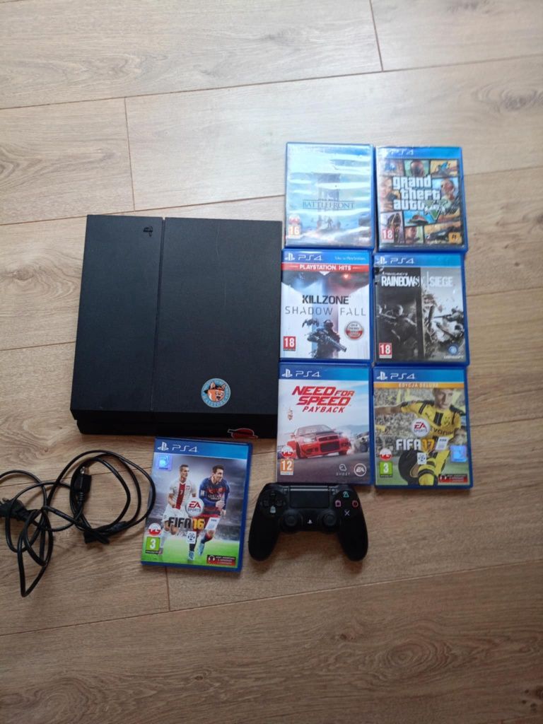 PS4 w idealnym stanie, gratis 7 gier