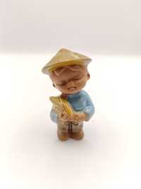 Ceramiczna figurka chłopiec z kukurydzą Japan