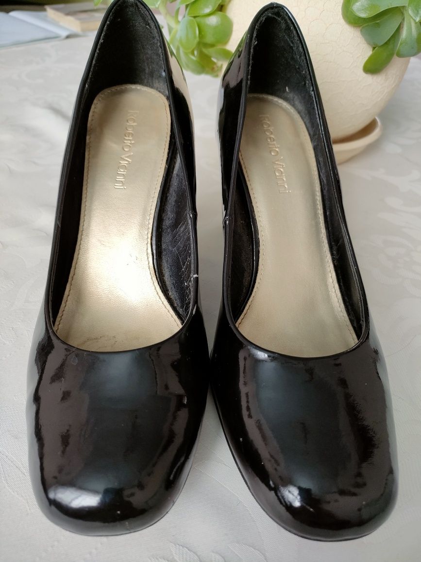Жіночі чорні туфлі шкіряні лаковані мешти 38розмір вживані б/у
