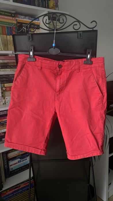 czerwone krótkie spodenki