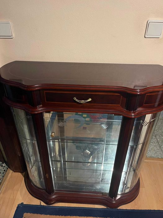 Vitrine em muito bom estado