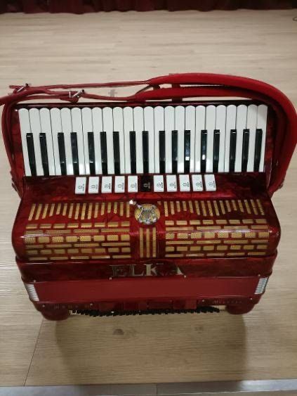 Jak nowy włoski Akordeon elka 120b, 4 chóry