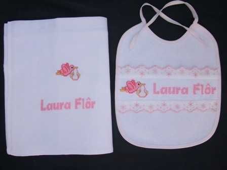 Conjunto de fralda + babete bordados à mão