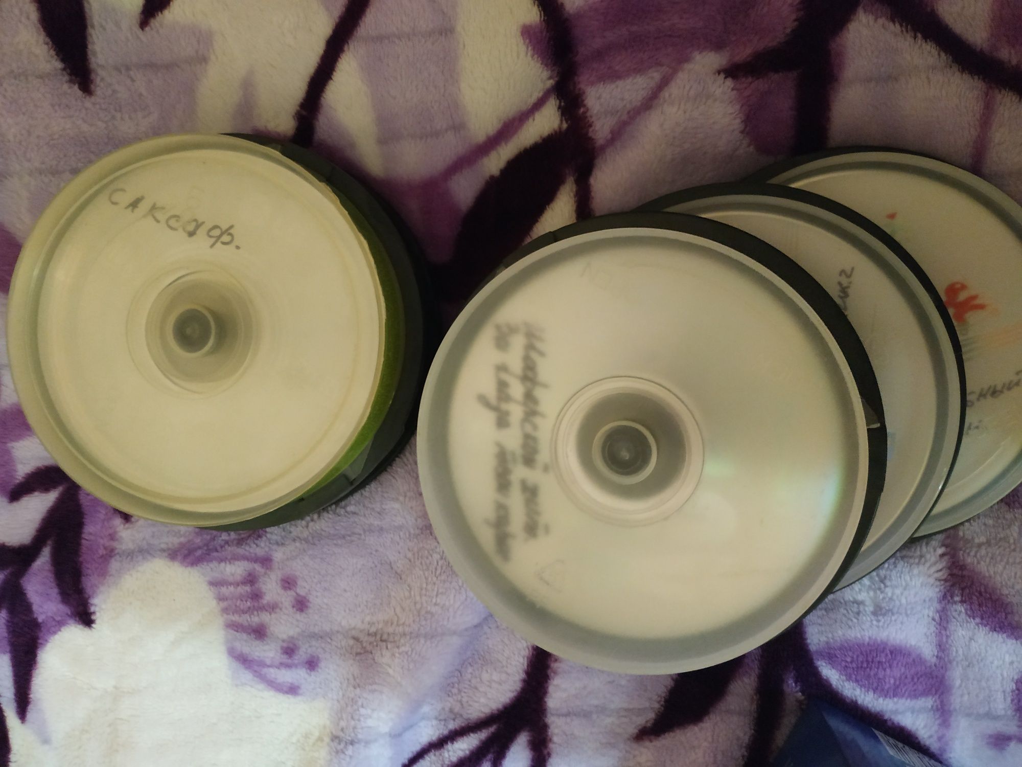 Продам ДВД плеер ,микрофон, пульт, диск караоке