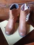 Botas de cano médio em camel