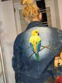 Kurtka jeansowa z ręcznie malowana papugą