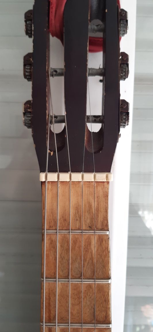 Продам акустическую шестиструнную гитару производство  Аккорд