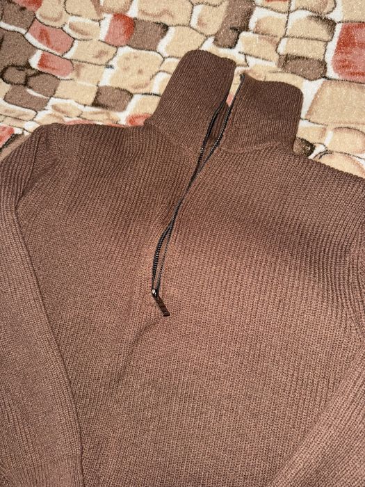 Жіночій светр в коричневому кольорі