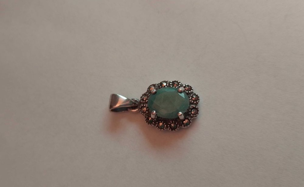 zawieszka srebrna ze szmaragdem, srebro 925 szmaragd i markazyty