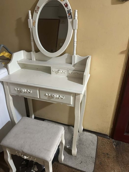 Toaletka z krzesełkiem